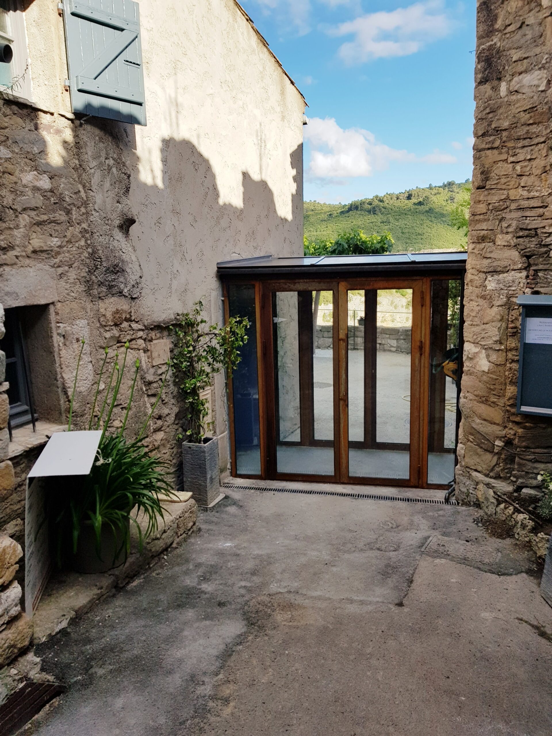 Sas d'entrée communiquant de part et d'autre