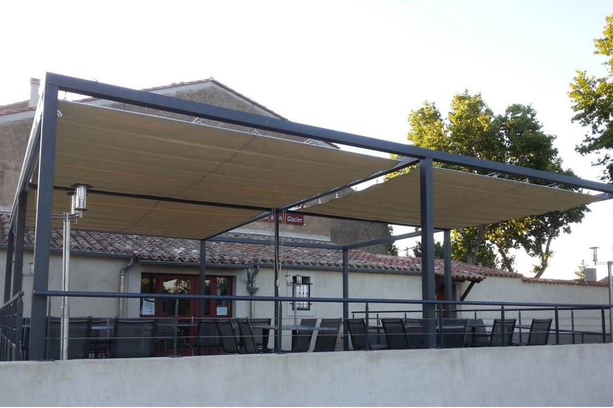 Pergola terrasse de restaurant avec toiles d'ombrages 1