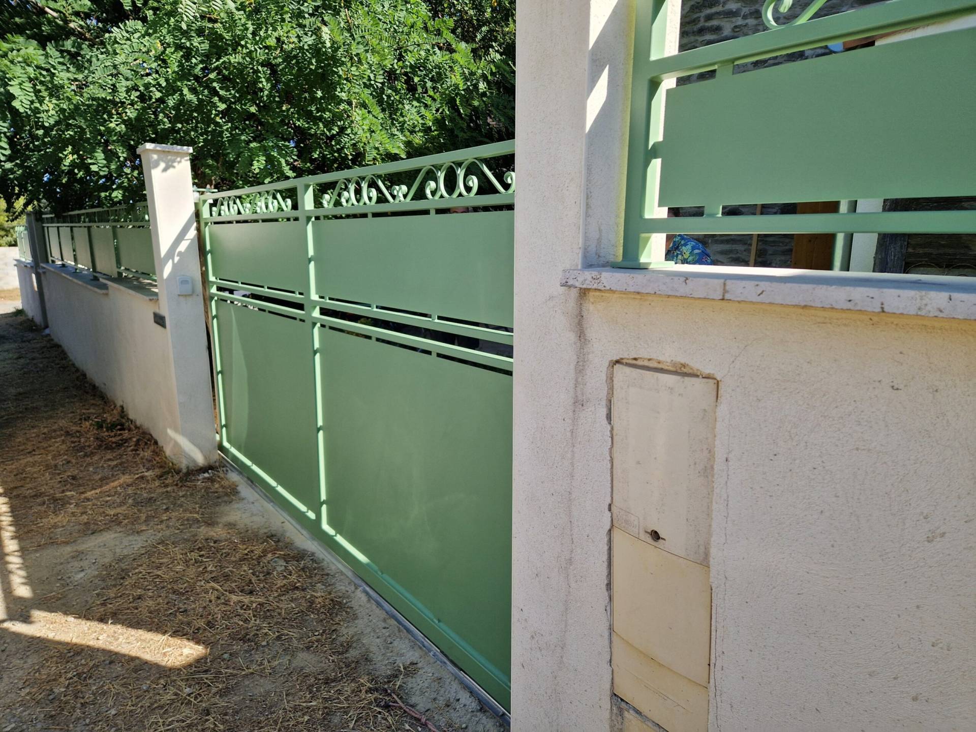 Portail coulissant tôlé thermolaqué