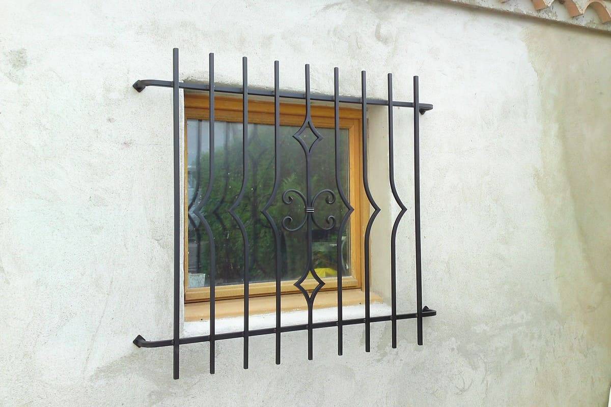 Grille de fenêtre barreaudée avec motif central