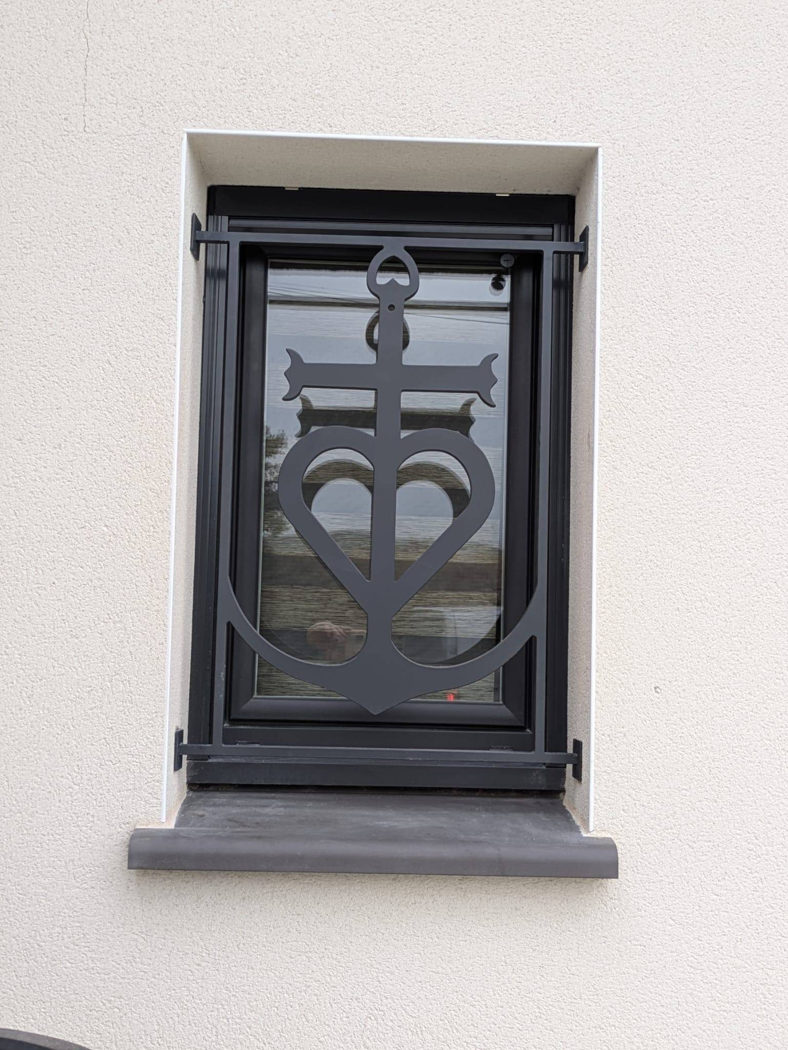 Grille fer croix camarguaise