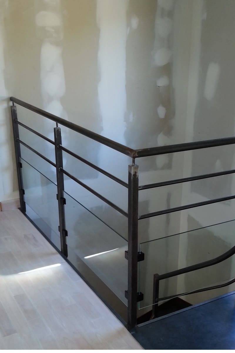 Garde corps à câbles tendus avec soubassement en tôle perforées 4