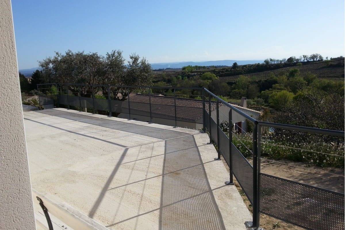 garde corps extérieur câbles tendus et soubassement en tôle perforée 3