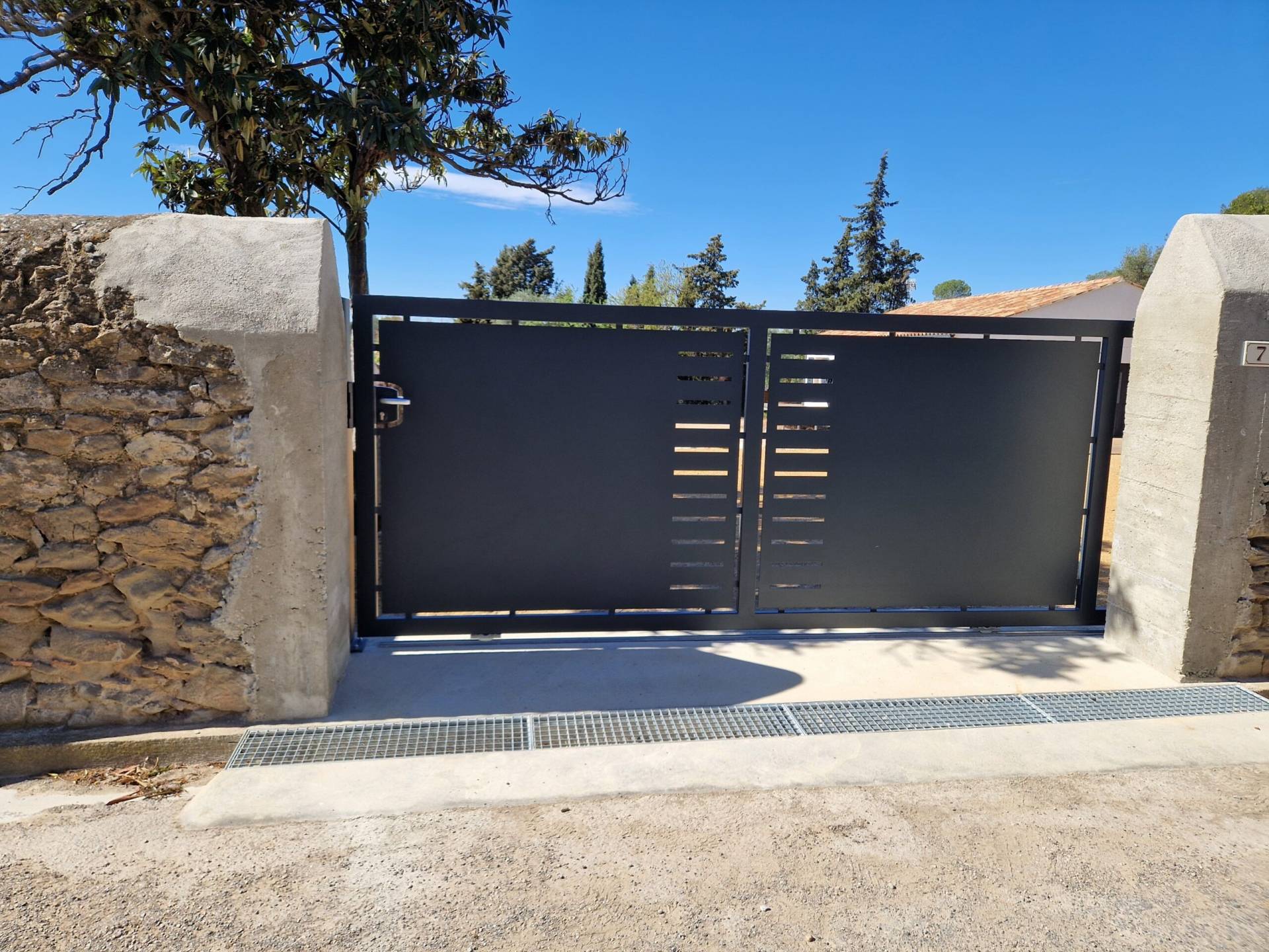 Portail coulissant découpe centrale