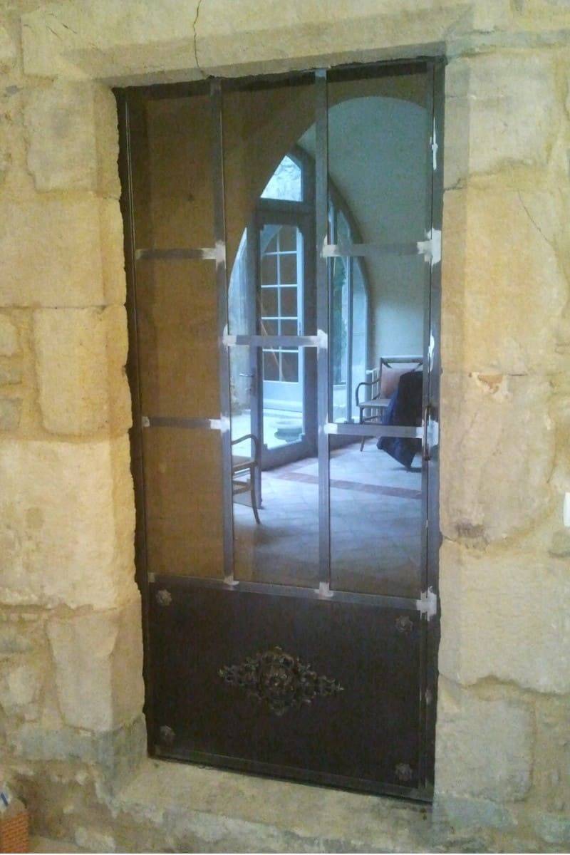 Porte de style ancien vitrée avec soubassement tôlé