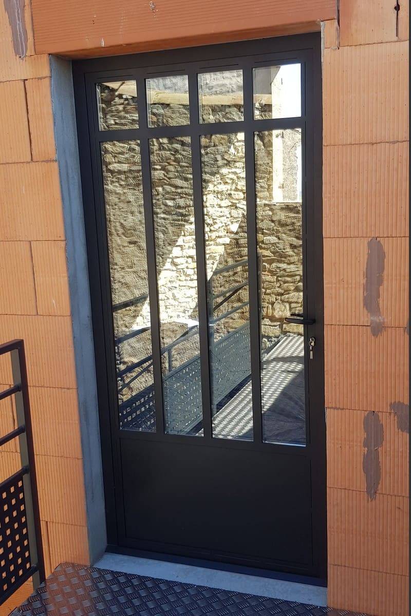 Porte style industriel vitrée et soubassement tôlé