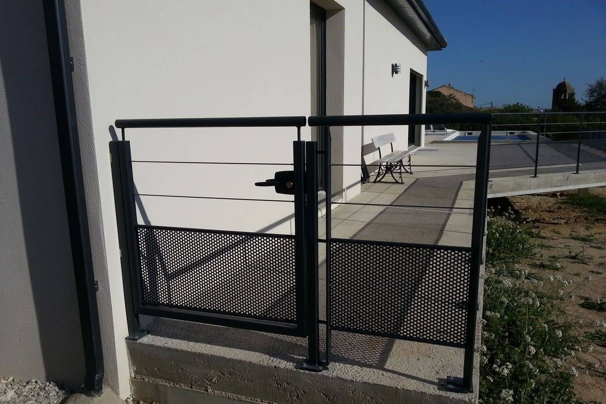 garde corps extérieur câbles tendus et soubassement en tôle perforée 5