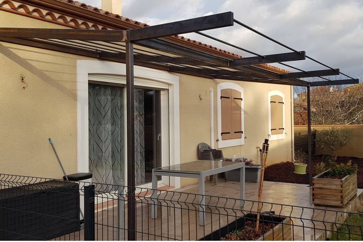 Pergola de forme droite avec une avancée casquette 2