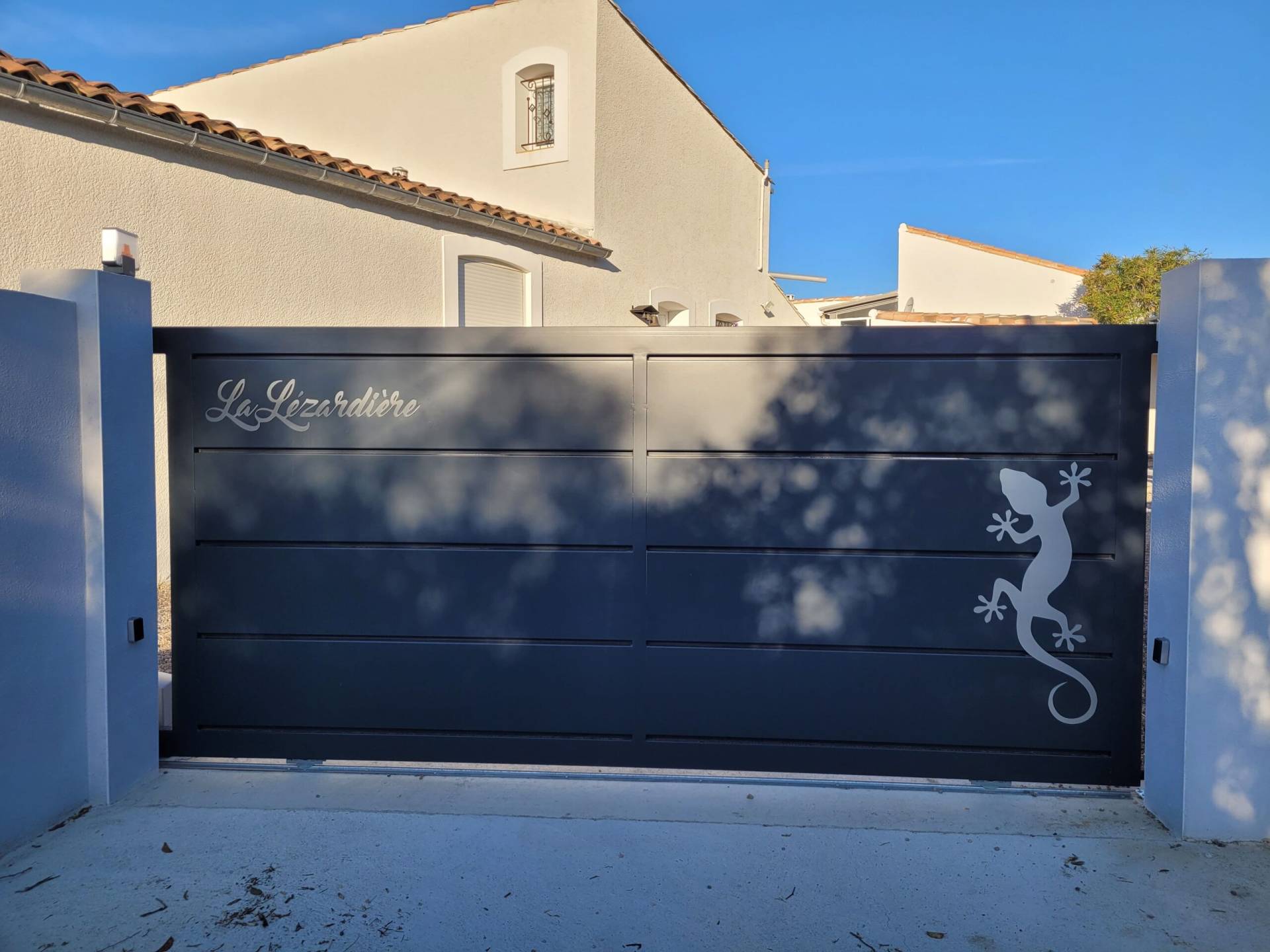 Portail fer coulissant entièrement tôlé avec salamandre inox