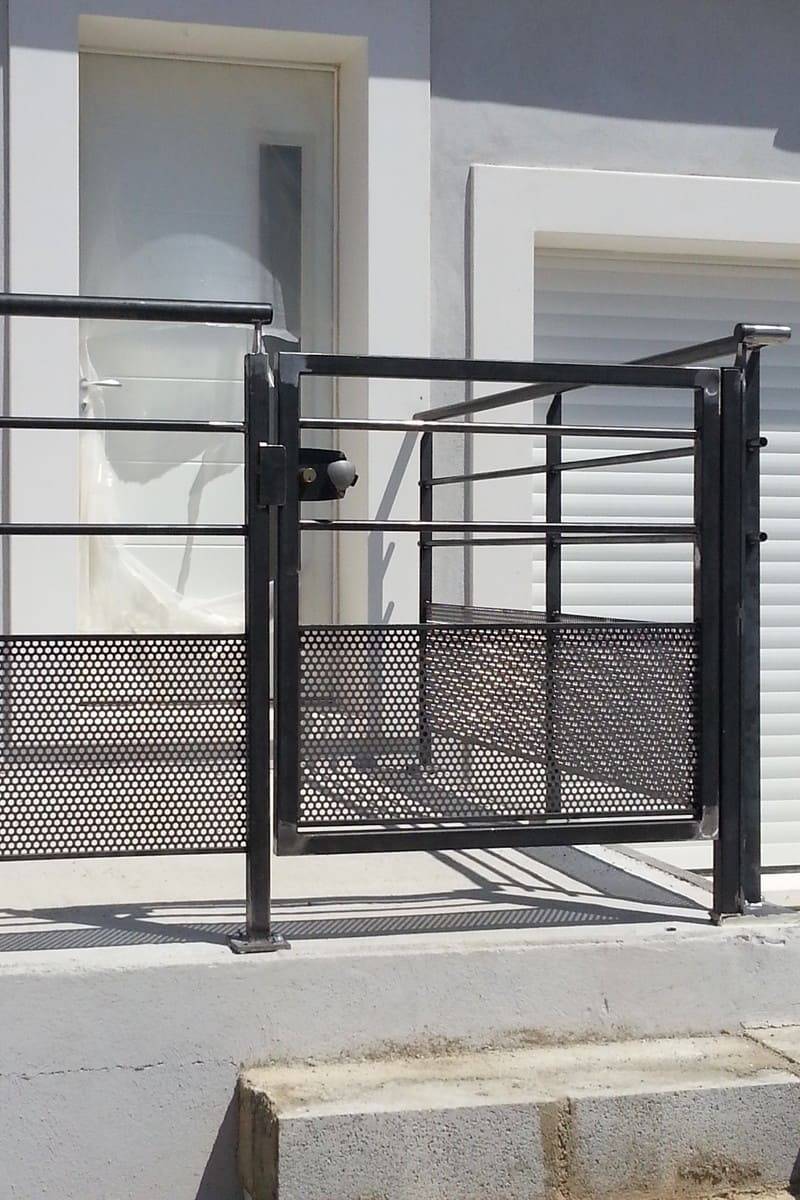 Garde corps à lisses horizontales et soubassement tôle perforée 2