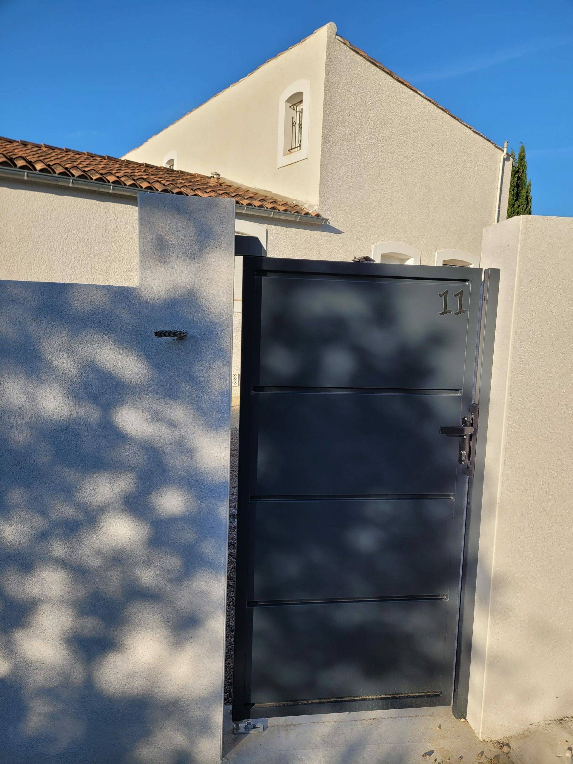 Portillon entièrement tôlé avec tôles pliées
