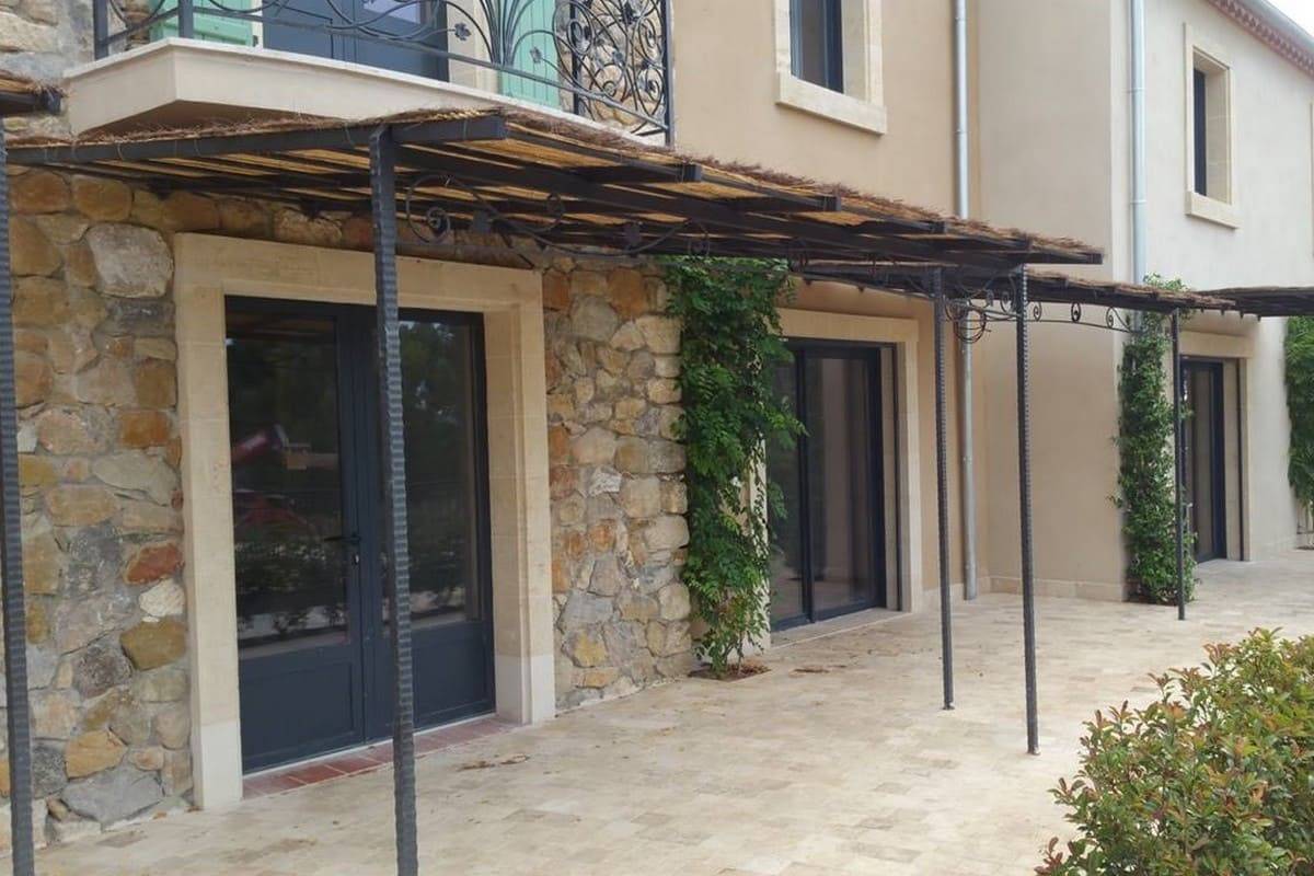 Pergola casquette pieds martelés