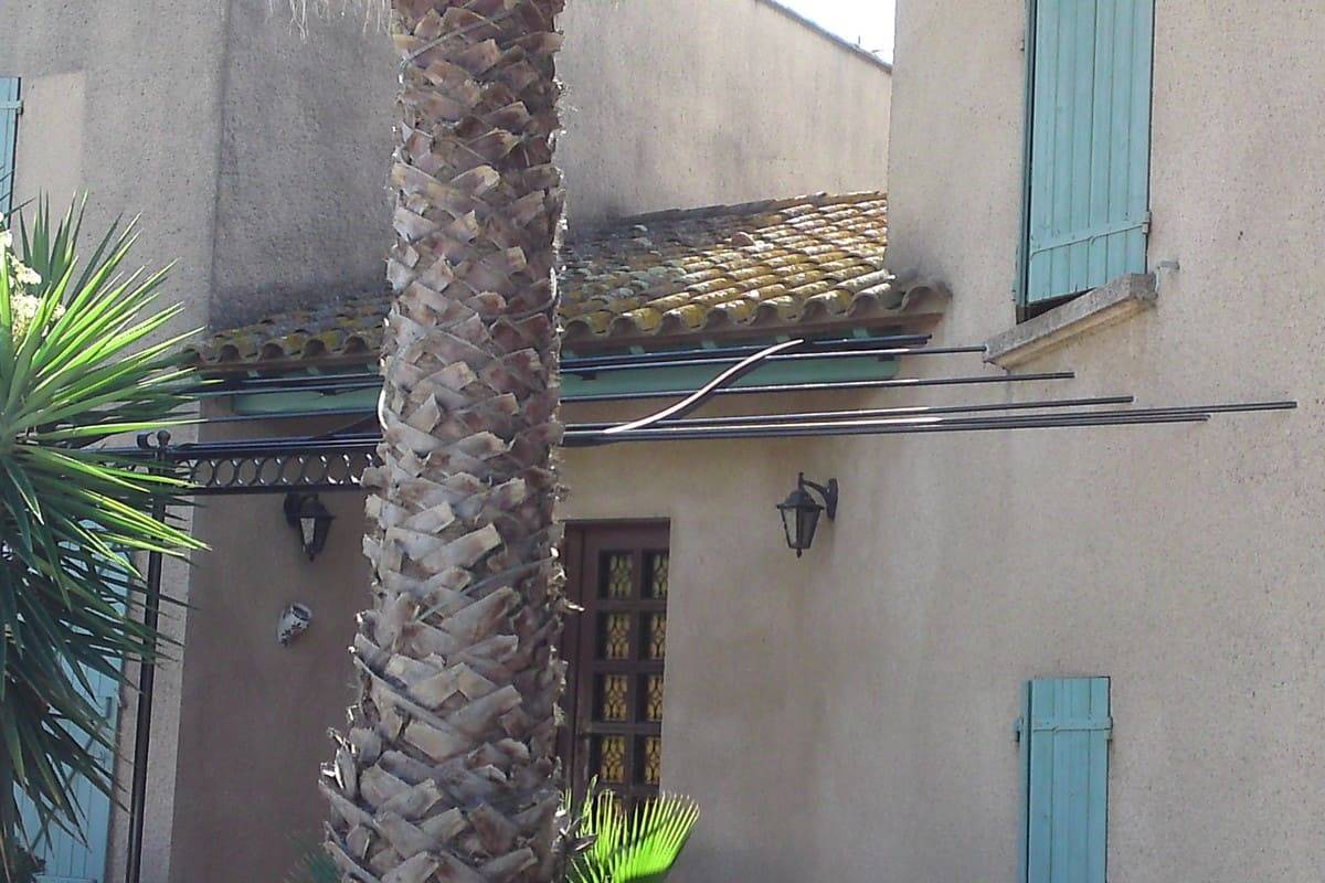 Pergola chapeau gendarme avec bandeau décoratif 2