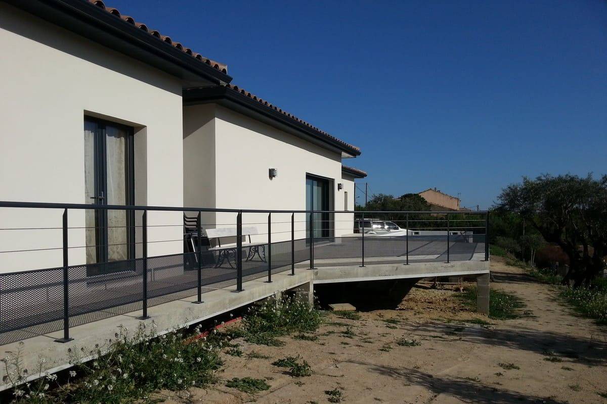 garde corps extérieur câbles tendus et soubassement en tôle perforée 4