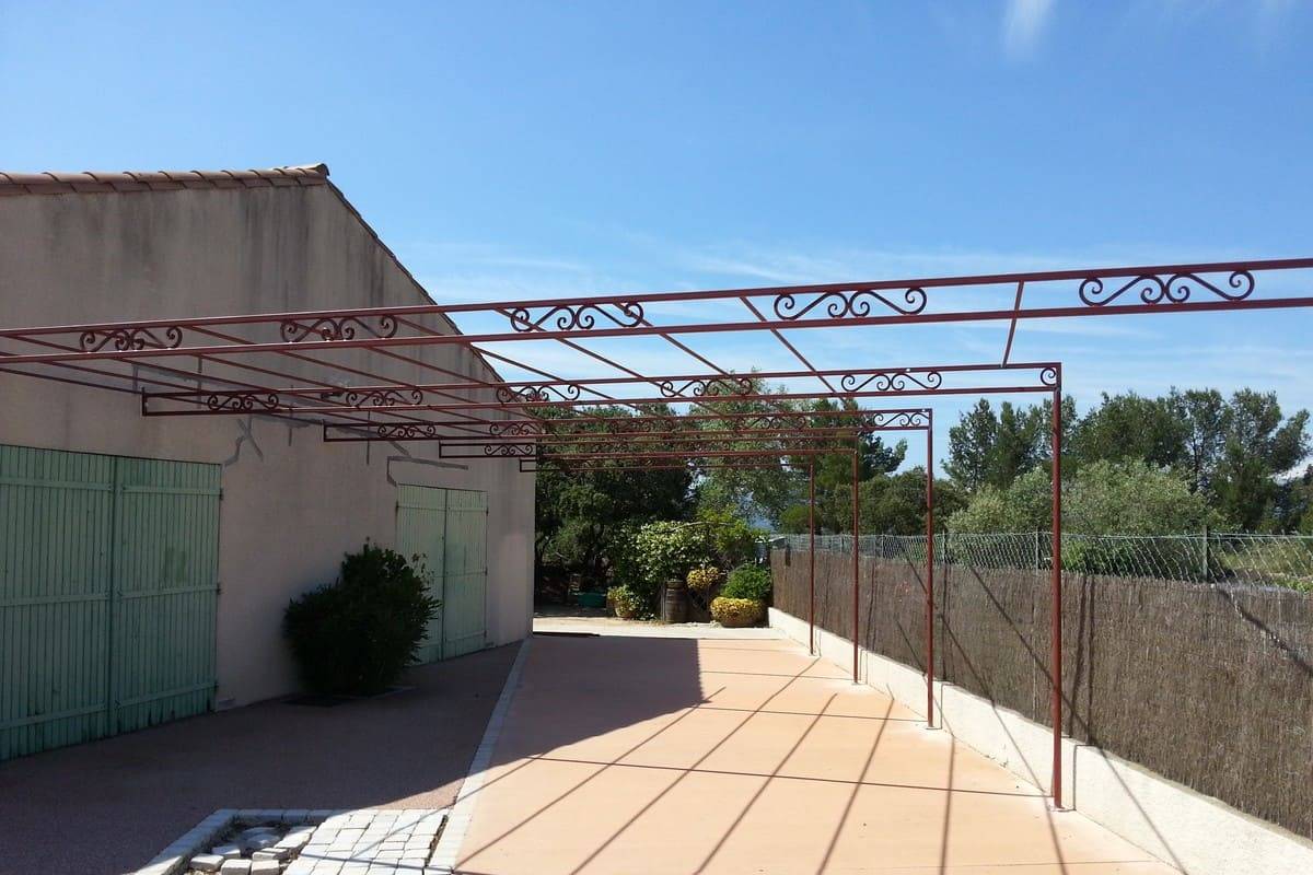Pergola de forme droite avec bandeaux décoratifs 1