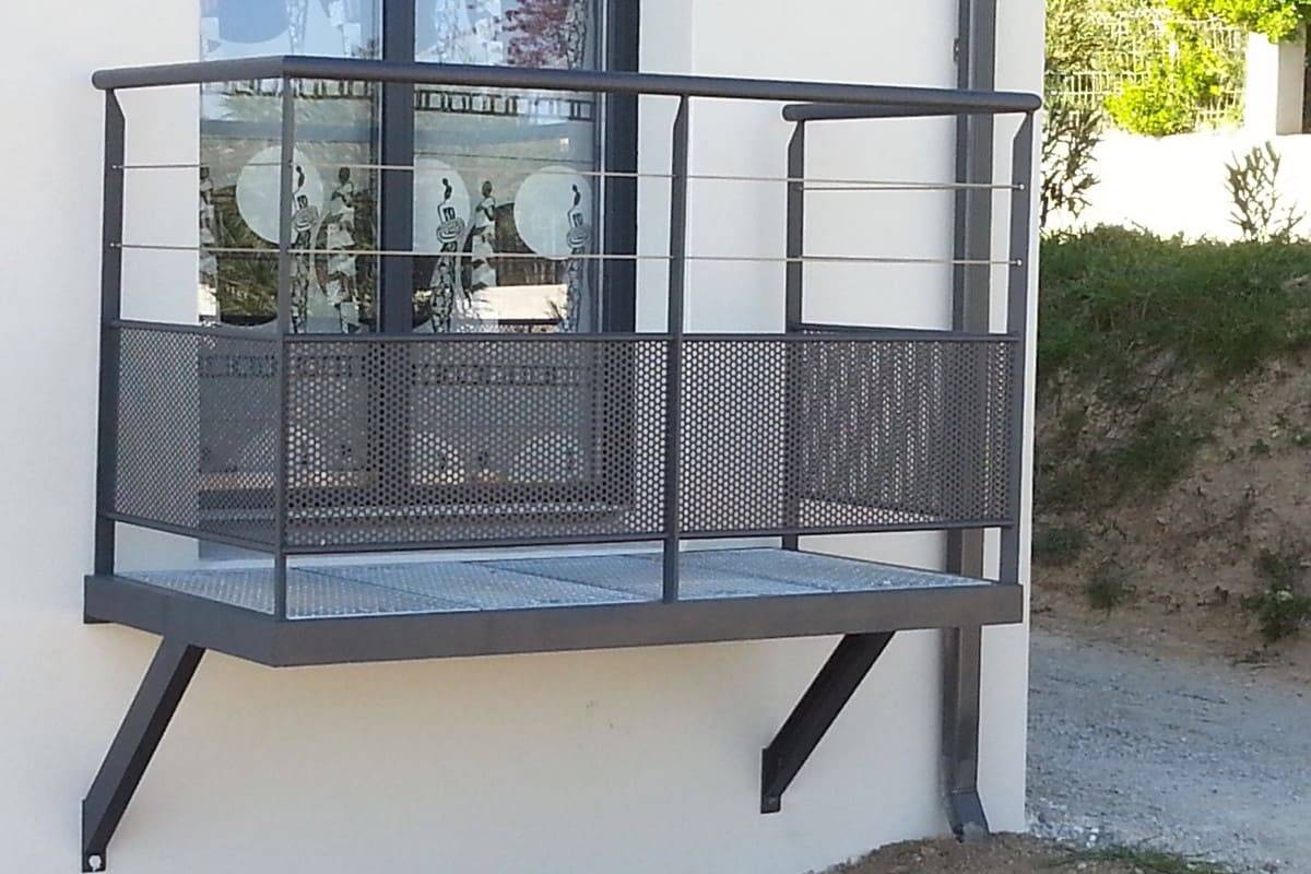 garde corps extérieur câbles tendus et soubassement en tôle perforée 2