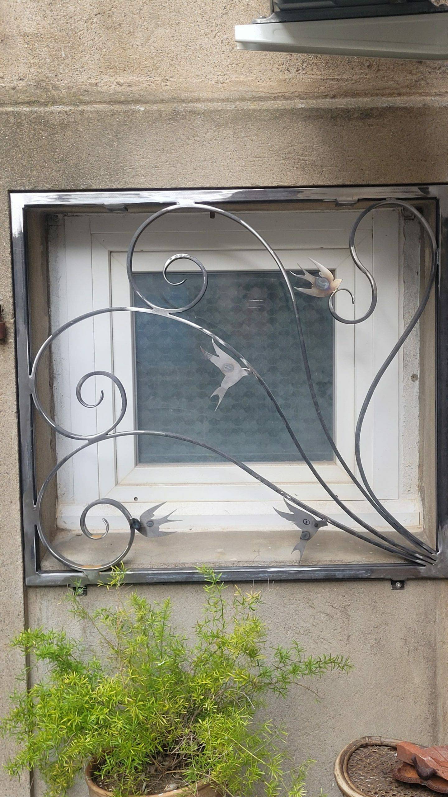 Grille fer forgée hirondelle