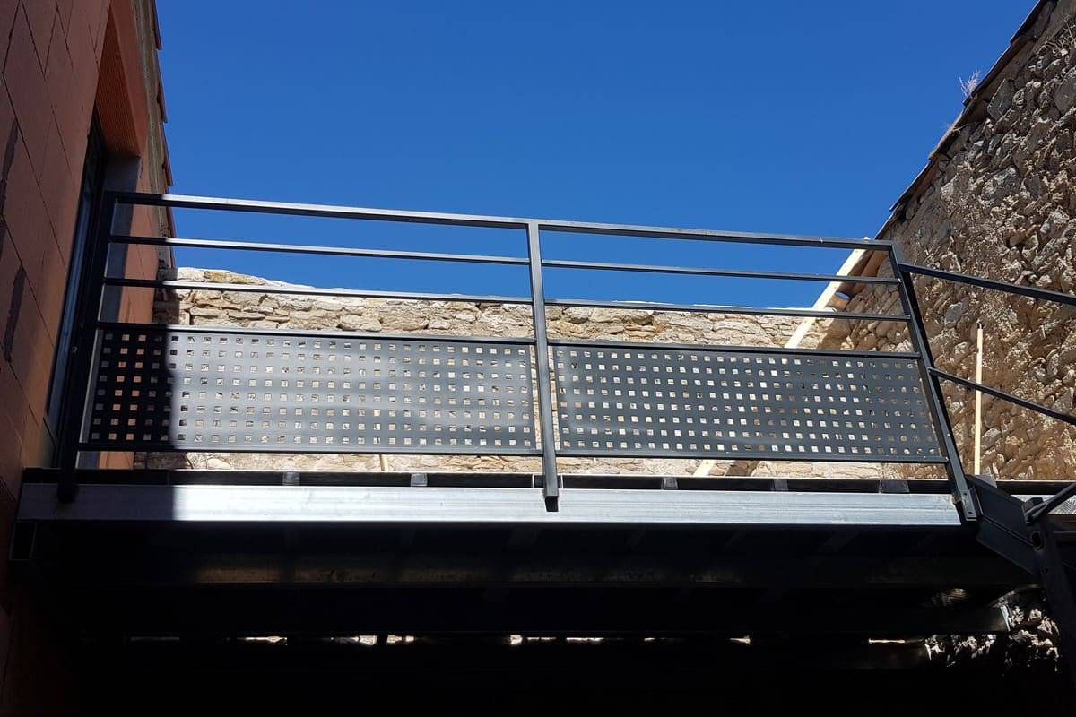 Garde corps à lisses horizontales carrées et soubassement tôlé à trous carrés 1