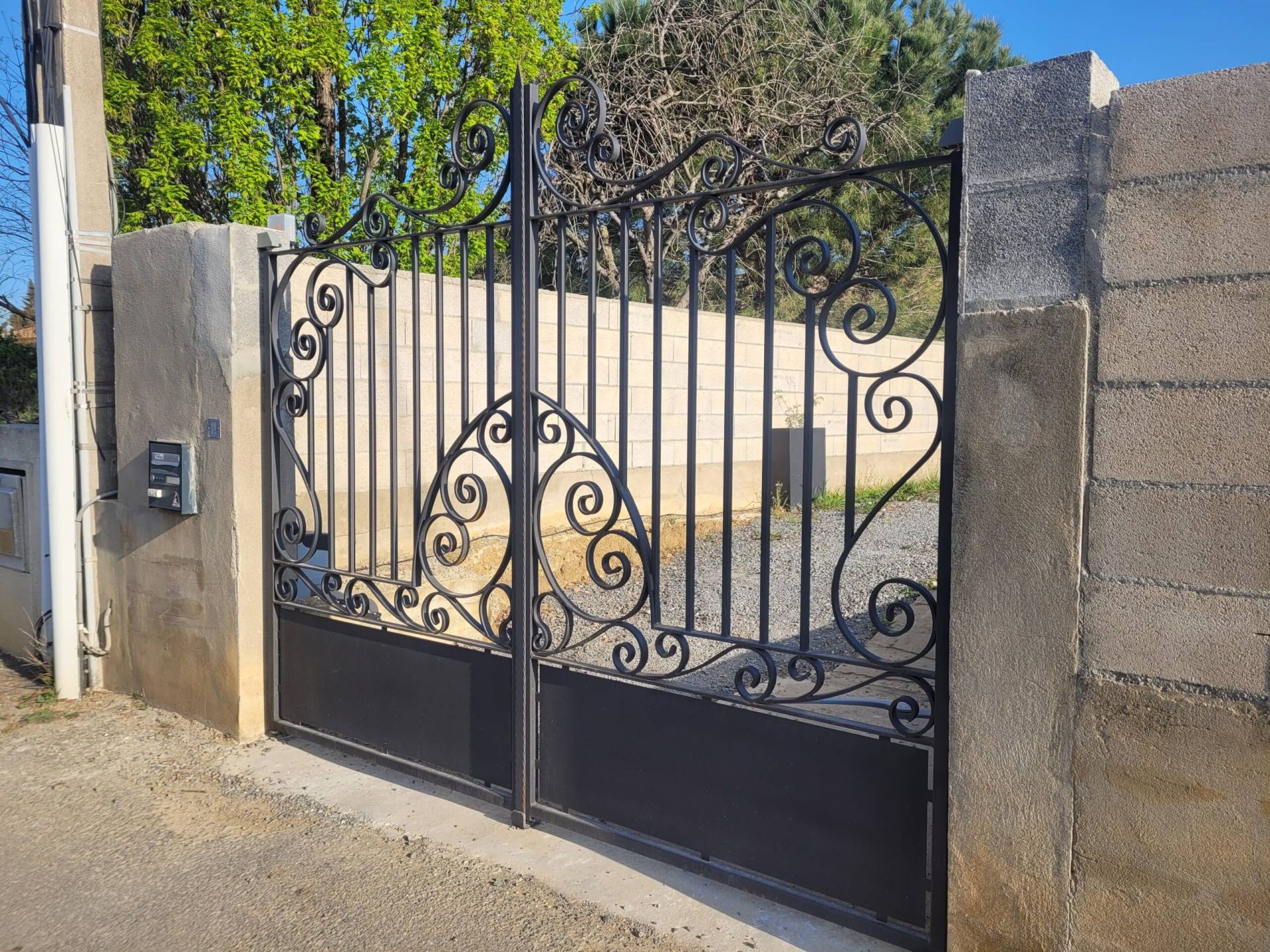 Portail double vantaux entièrement forgé