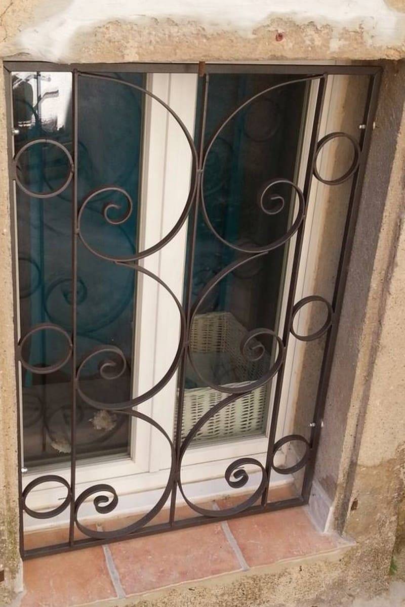 Grille de fenêtre aux motifs forgés 1