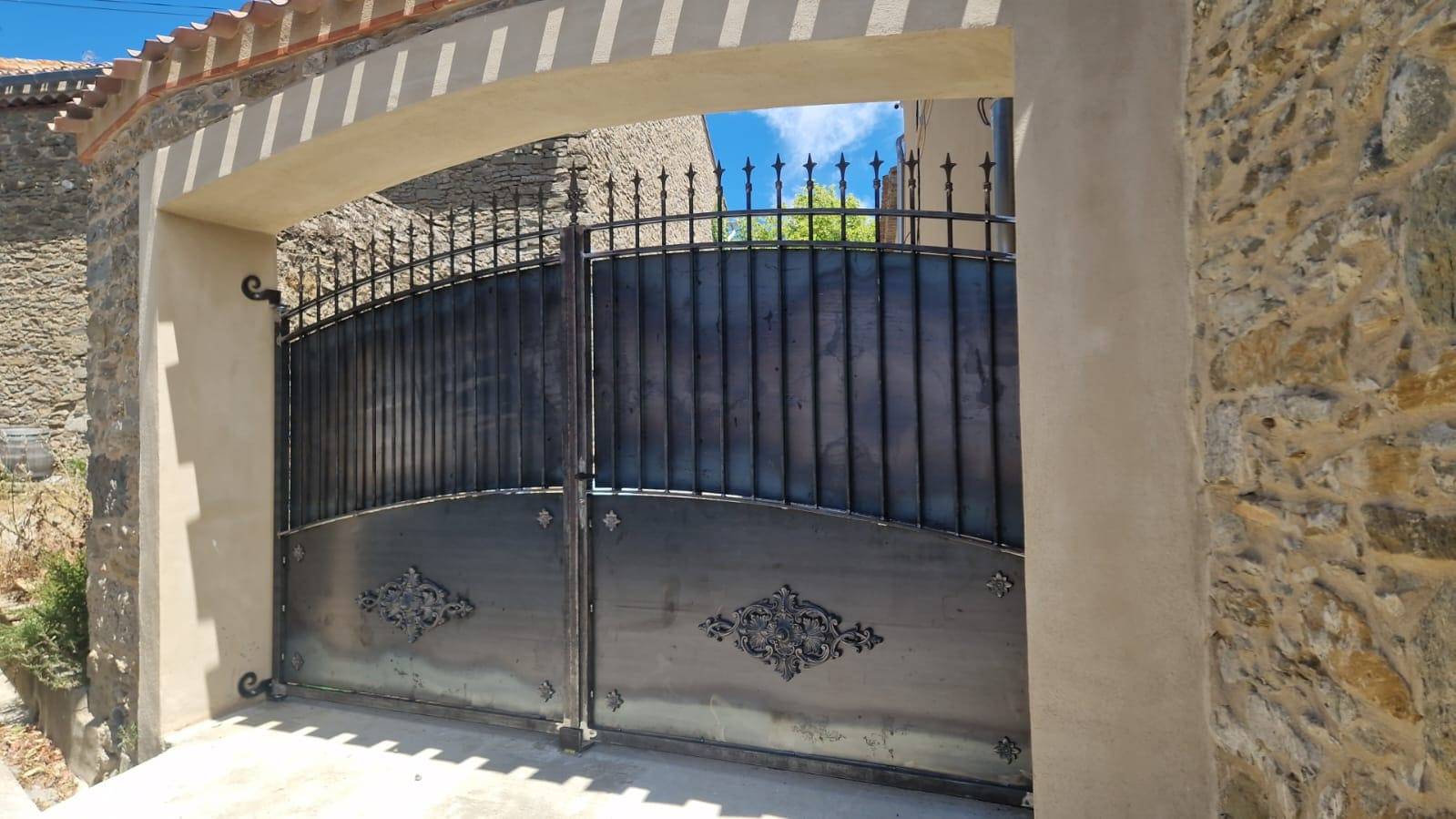 Portail fer forgé double vantaux barreaudé tôlé
