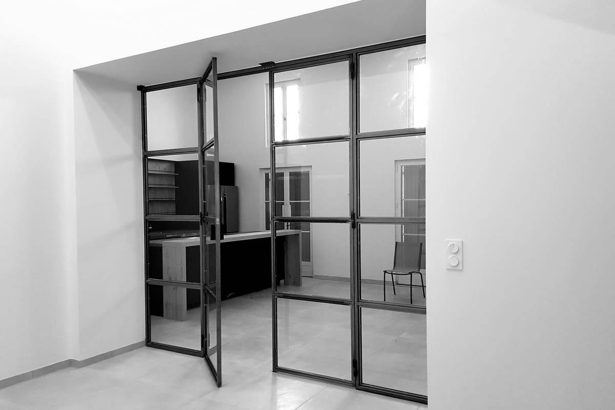 Porte intérieure vitrée de style industriel 1