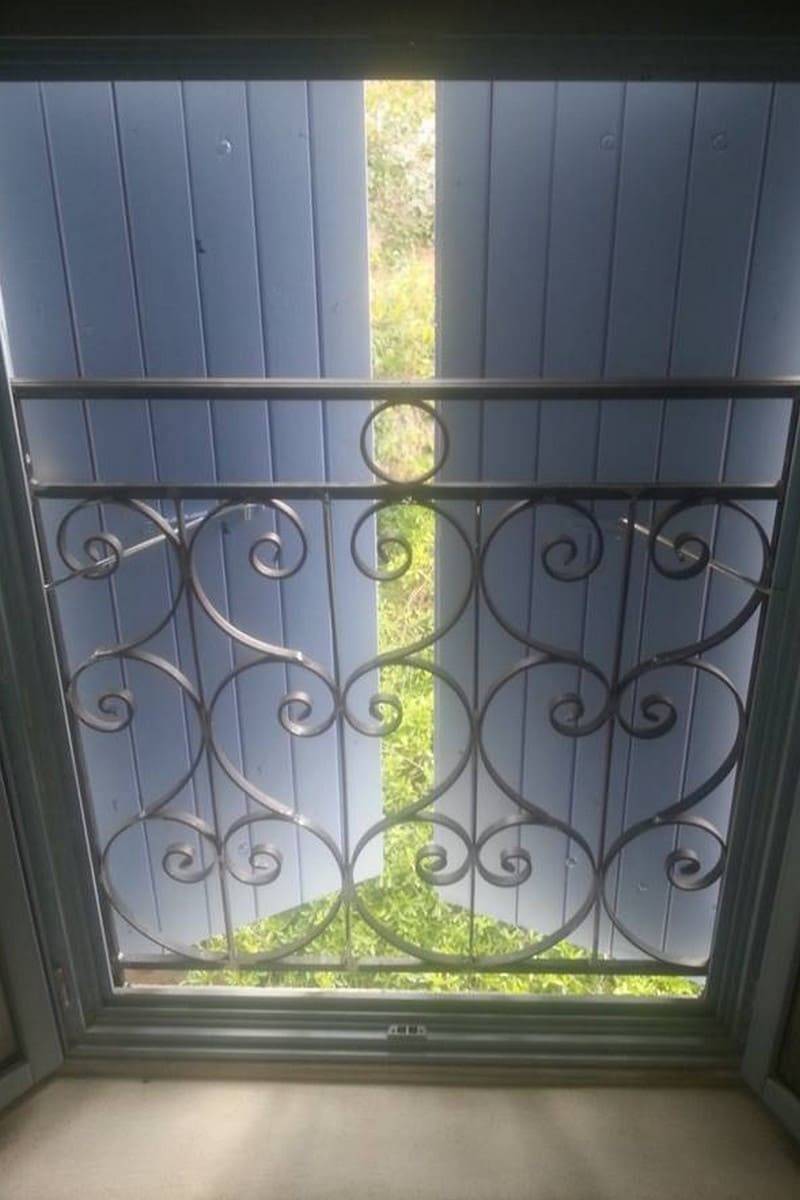 Grille de fenêtre forgée à l'ancienne