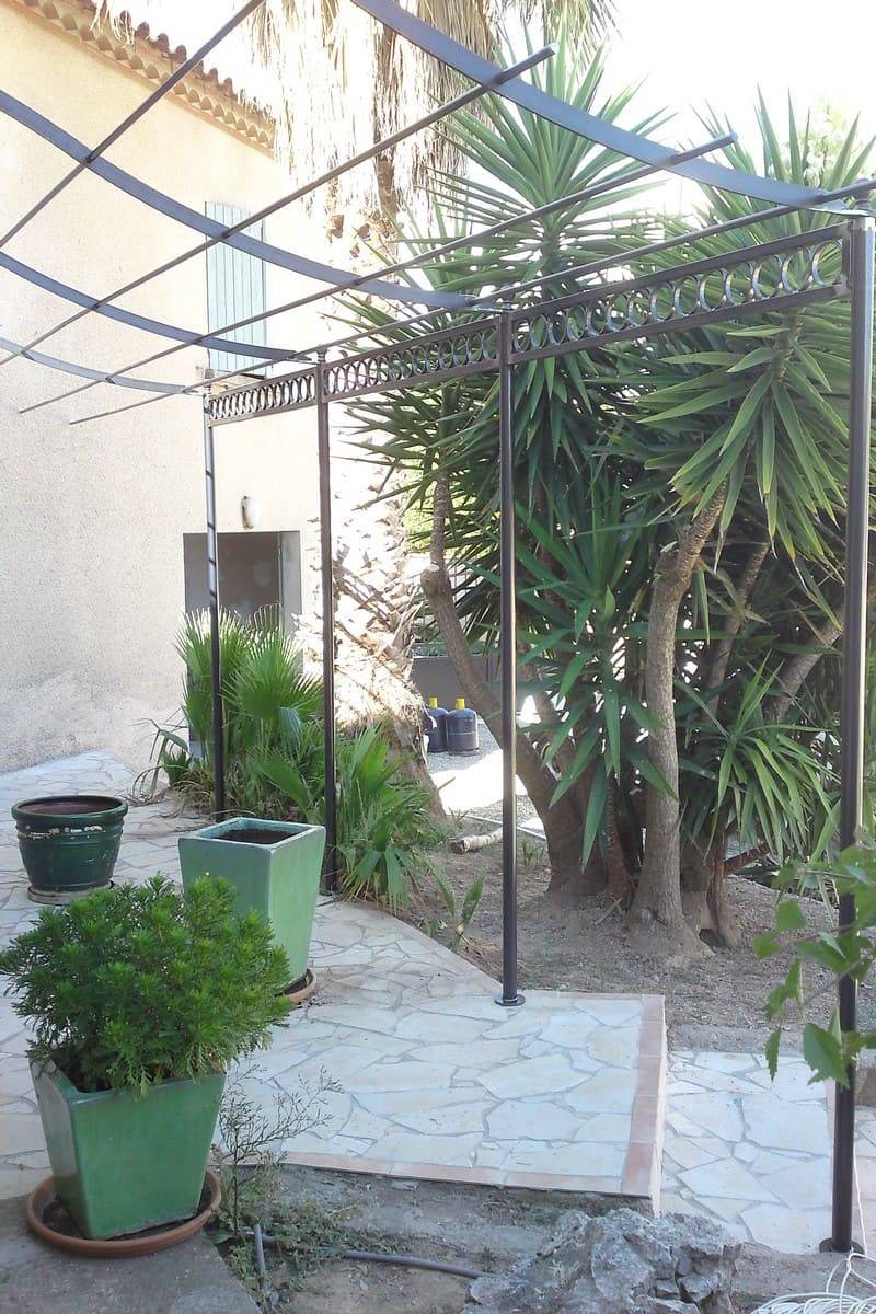 Pergola chapeau gendarme avec bandeau décoratif 1