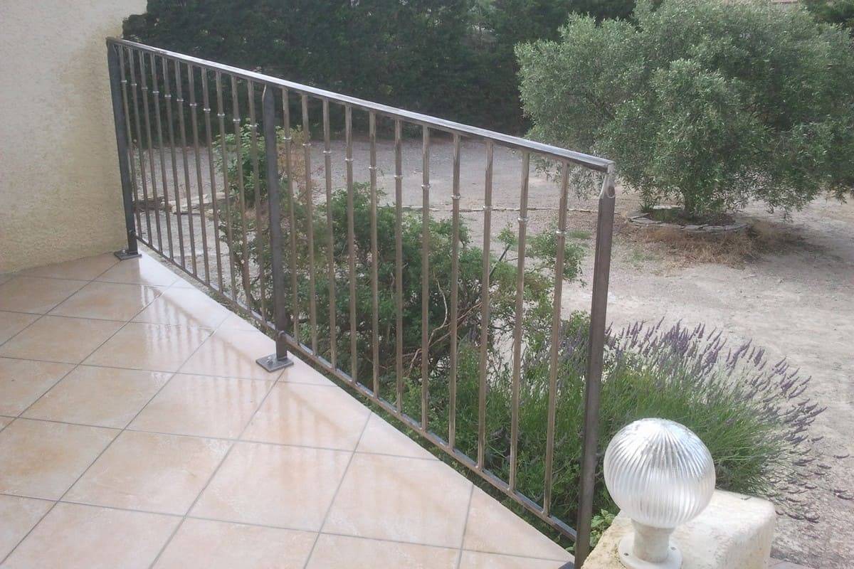 Garde corps barreaudés avec bagues décoratives 2