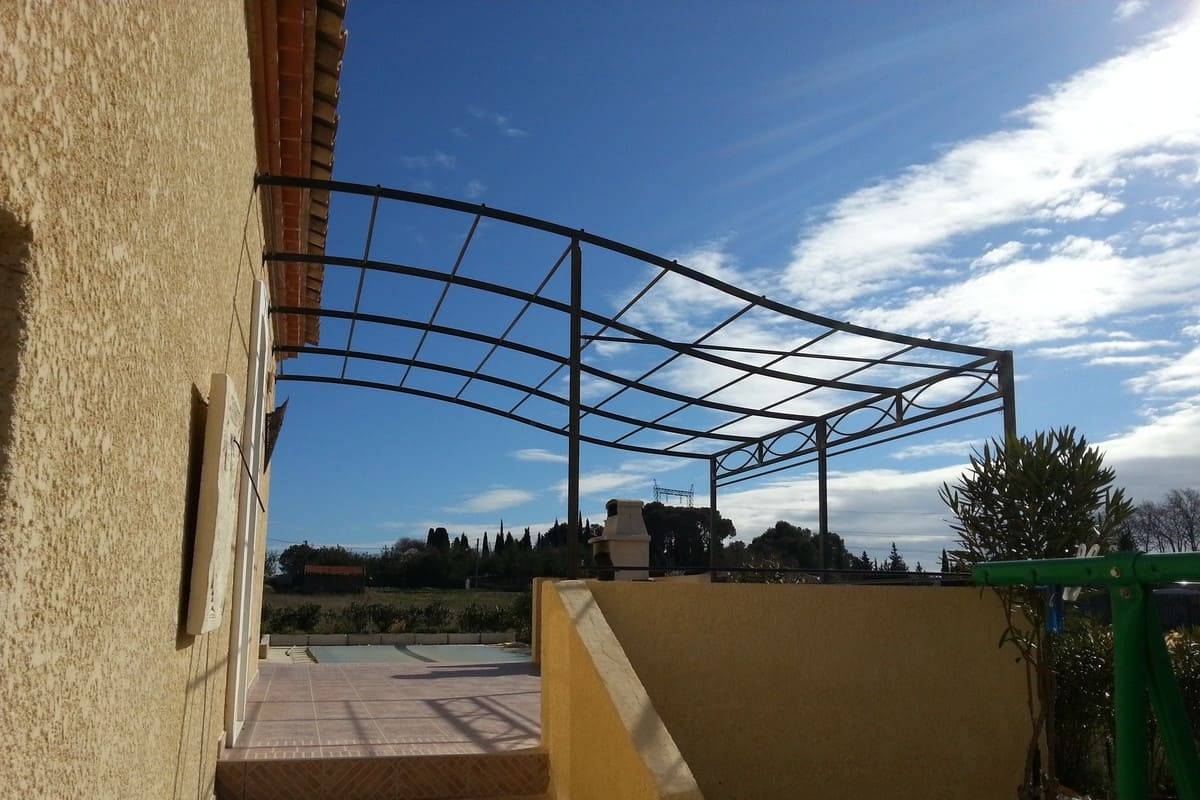 Pergola de forme chapeau gendarme avec bandeau décoratif 1