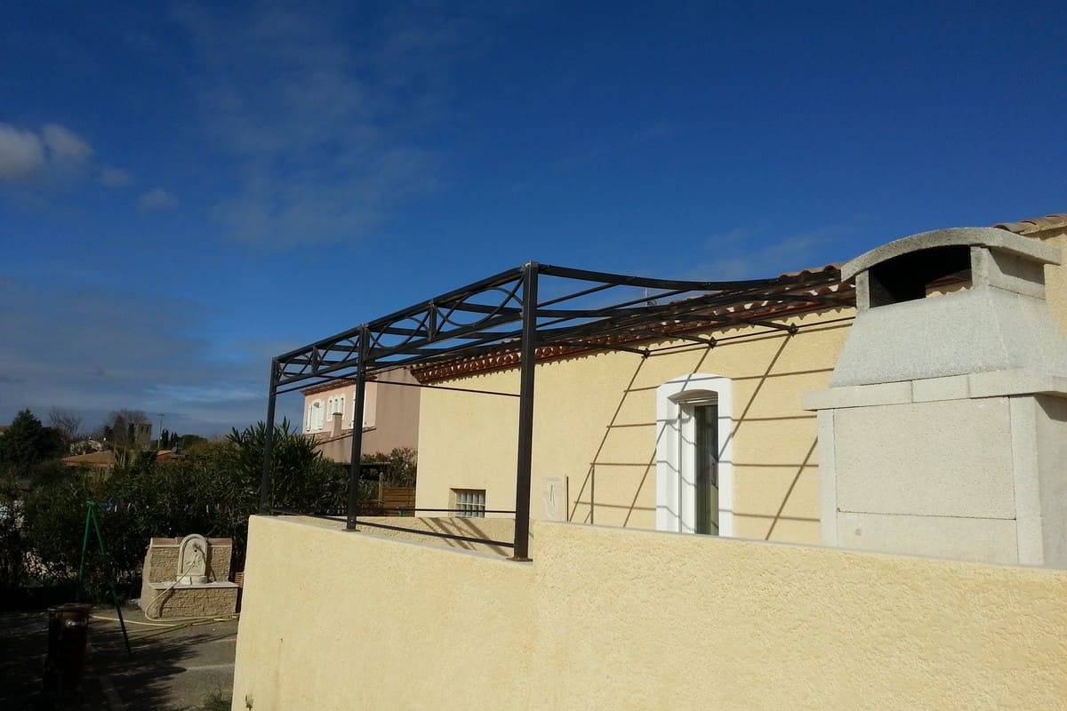 Pergola de forme chapeau gendarme avec bandeau décoratif 3