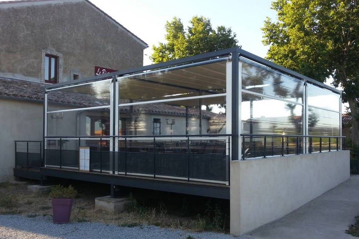 Pergola terrasse de restaurant avec toiles d'ombrages et stores pare vent 3