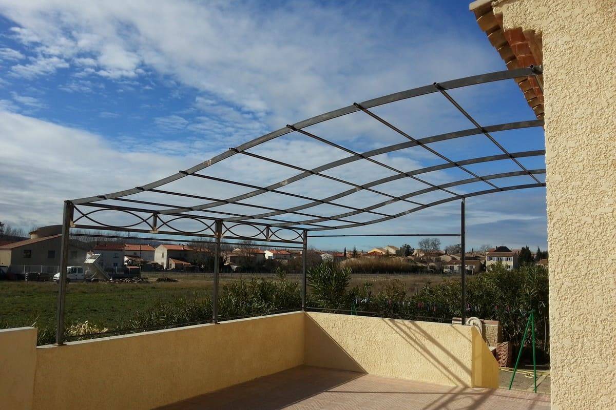 Pergola de forme chapeau gendarme avec bandeau décoratif 2