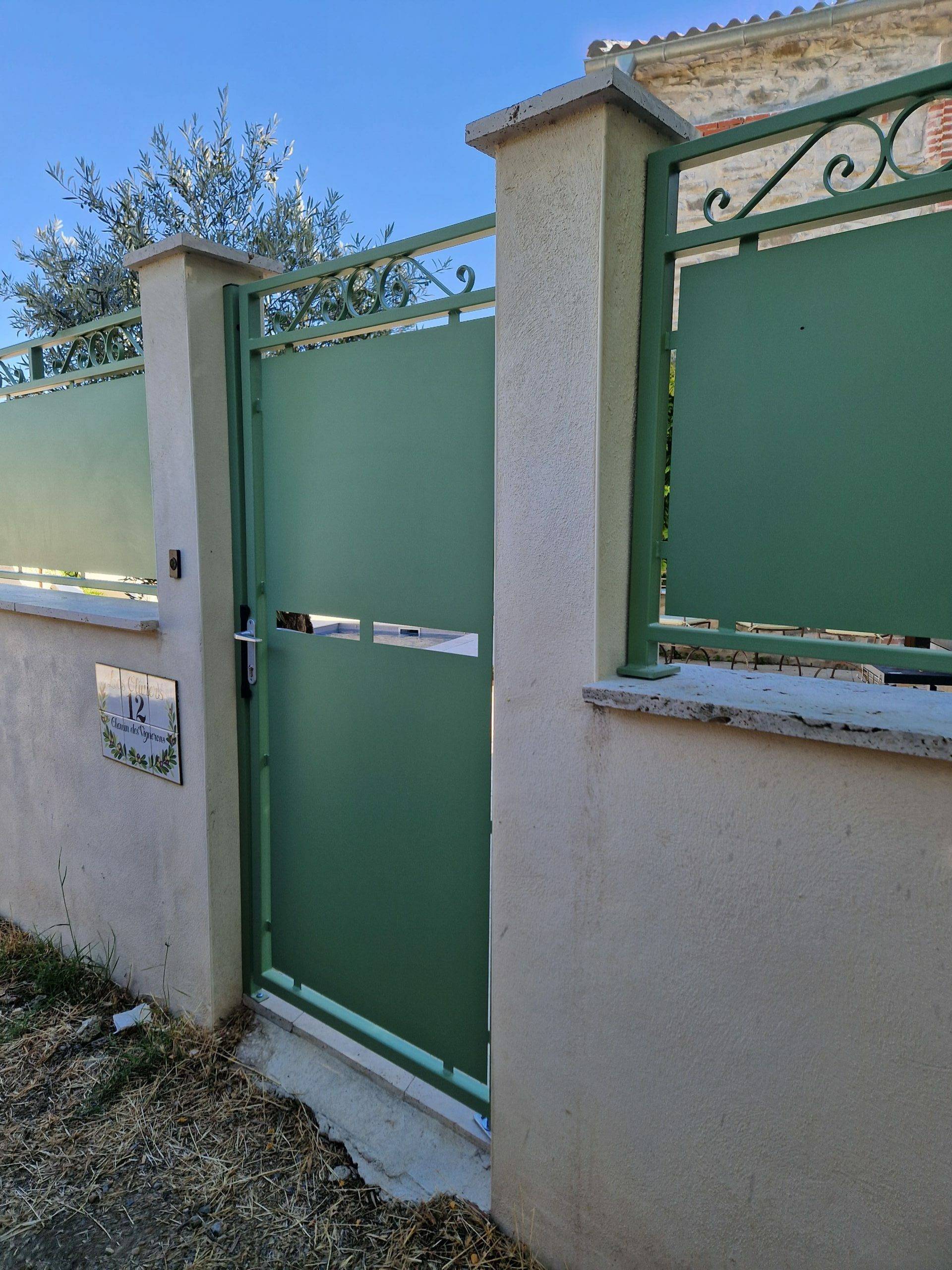 Portillon fer forgé entièrement tôlé