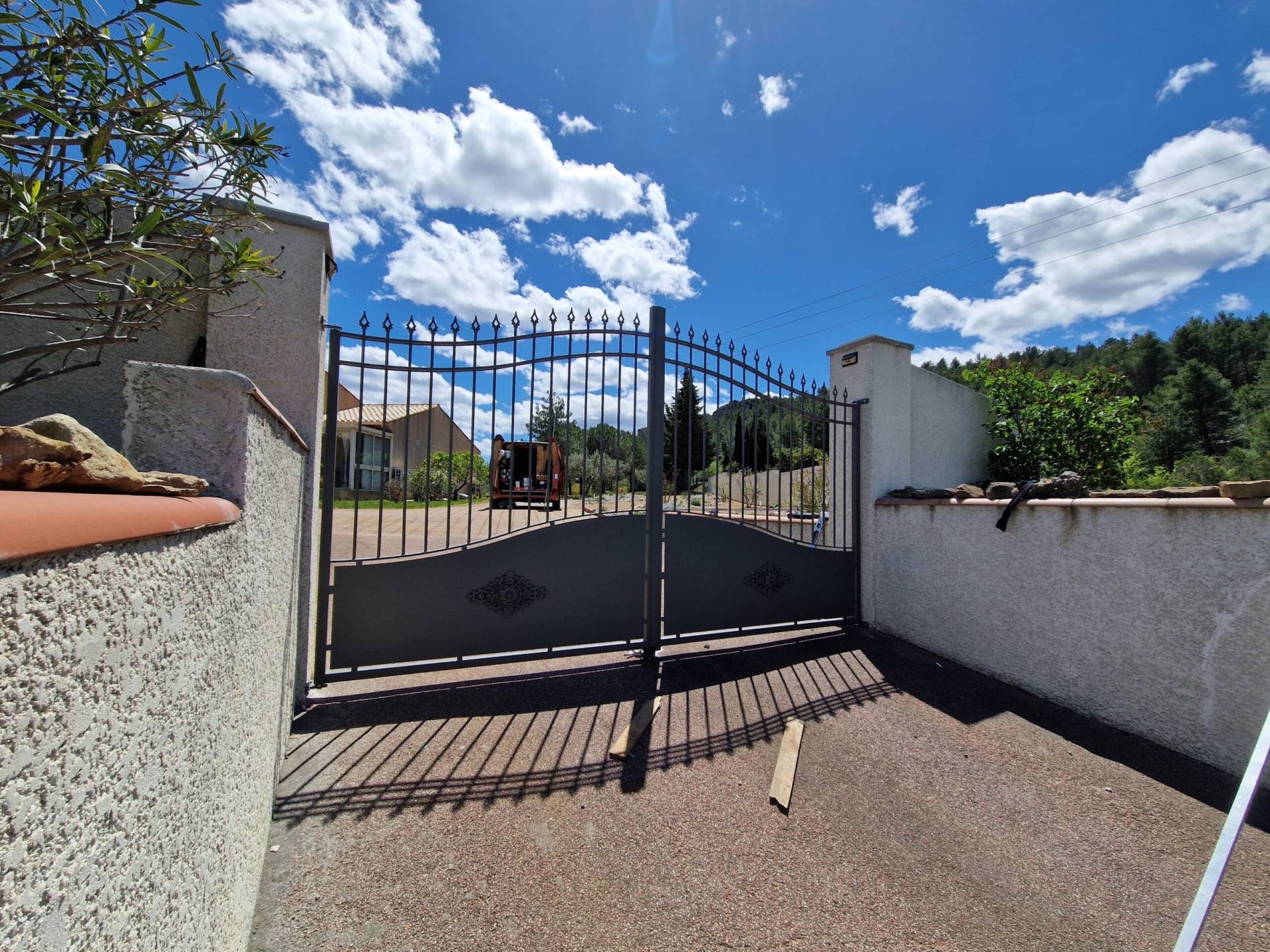 Portail fer forgé cintré double vantaux