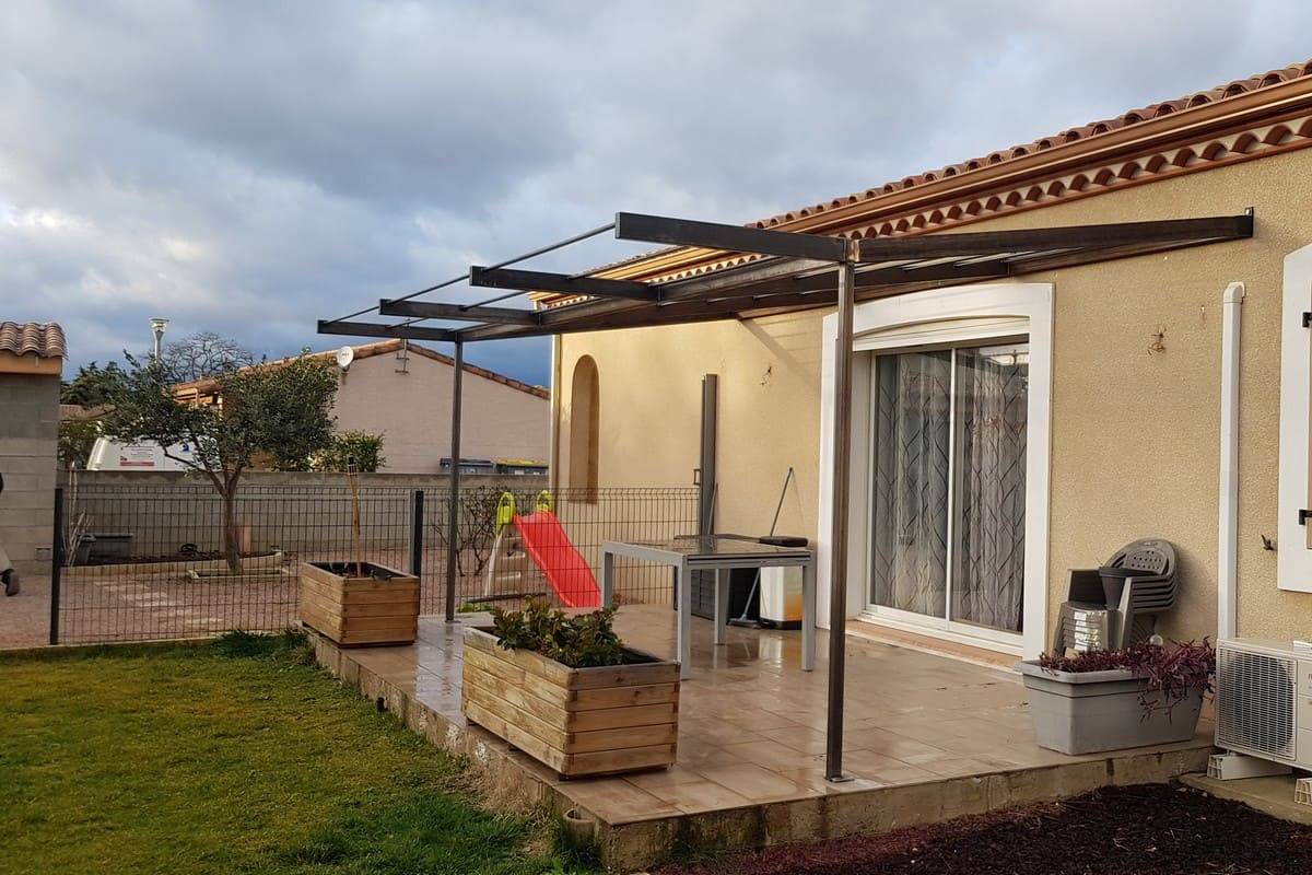 Pergola de forme droite avec une avancée casquette 1