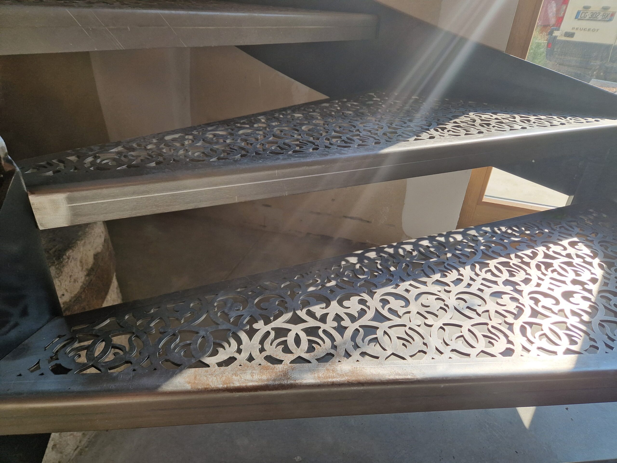 Escalier fer forgé marches découpées