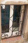 Grille de fenêtre aux motifs forgés 1