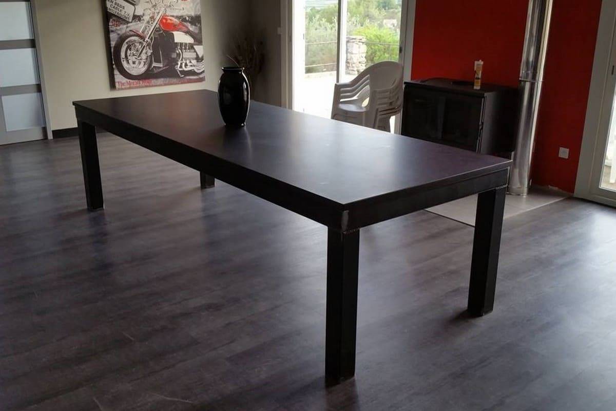 Fabrication d'une table sur mesure avec plateau en granit aspect cuir