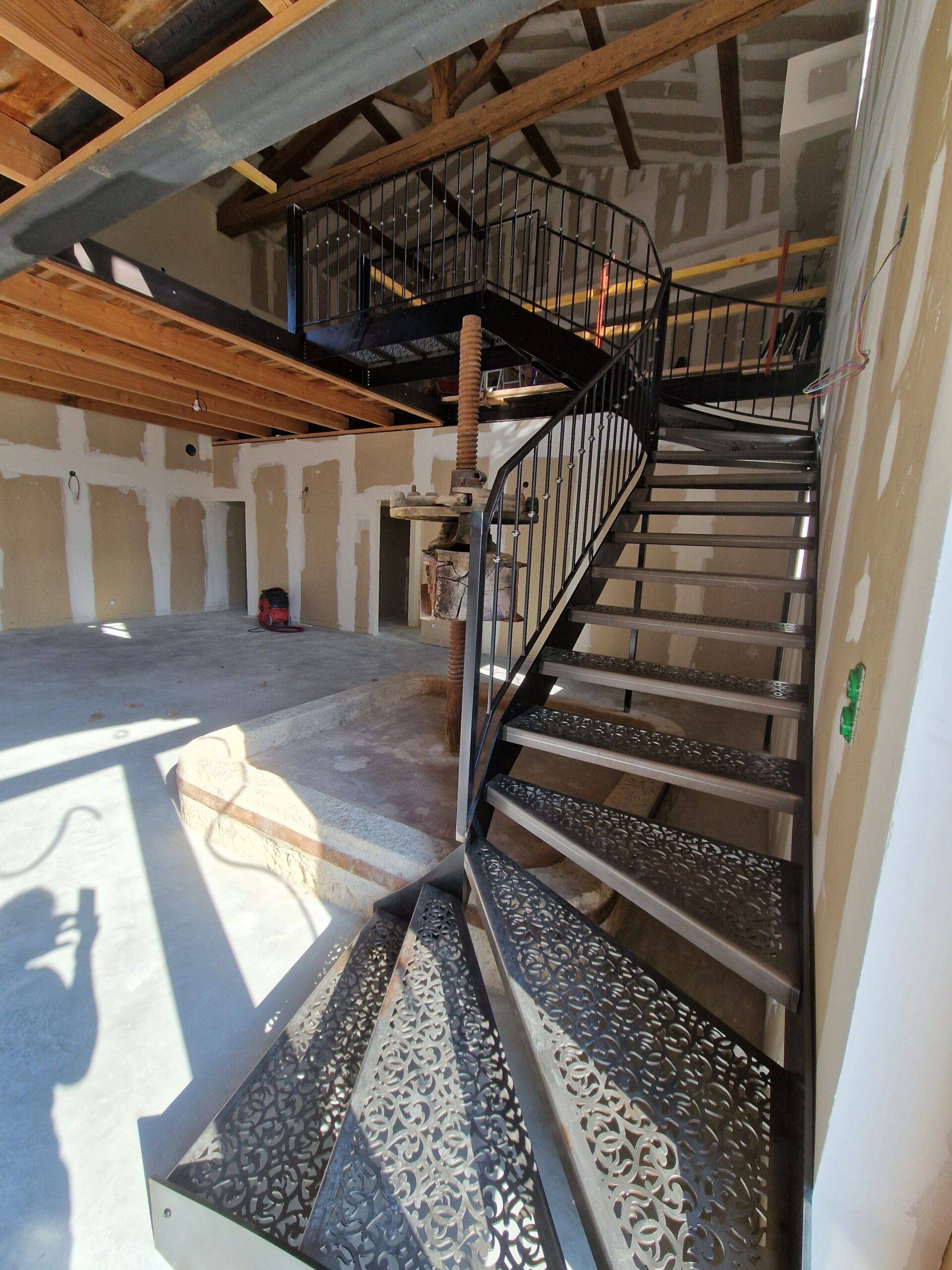 Escalier double quart tournant  fer forgé marches découpées 2